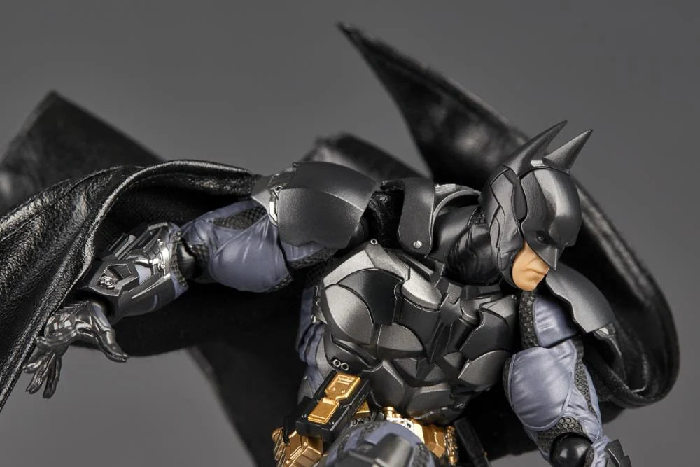 Revoltech Amazing Yamaguchi DC - Batman (Batman Arkham Knight Version) [Damaged Box]